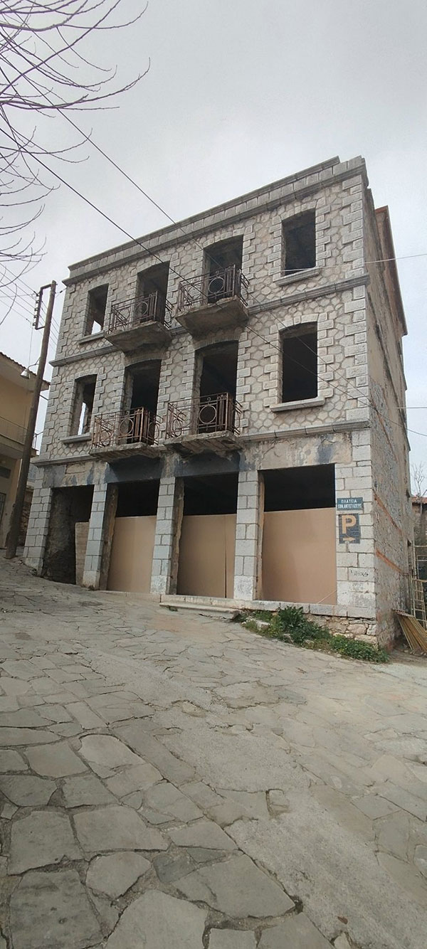 Στην αγορά εμφιαλωμένου νερού ο Μελάς Γιαννιώτης έχοντας ιδρύσει εταιρεία με την επωνυμία Νερά Βλάστης ΑΕ