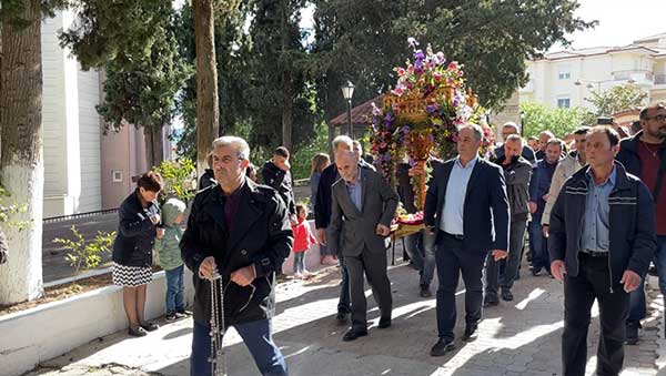 Η περιφορά του Επιταφίου στα κοιμητήρια του Αγίου Γεωργίου Κοζάνης