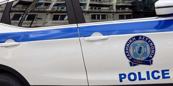 Τύρναβος: Έδερνε γυναίκα μέσα σε αυτοκίνητο, που ήταν ακινητοποιημένο στη μέση του δρόμου