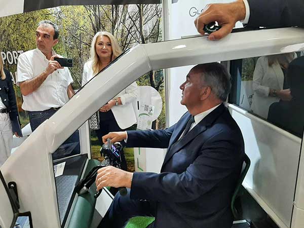 Εντυπωσιασμένοι οι Σκυλακάκης και Παπαθανάσης από το ηλεκτρικό ποδήλατο του Γκλούμπου