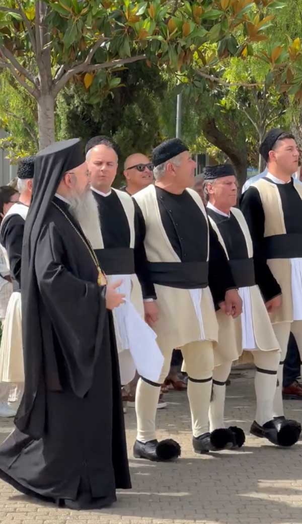 Ο τρανός χορός στο Περιστέρι με κορυφαίο το Μητροπολίτη Γρηγόριο από τα Νάματα