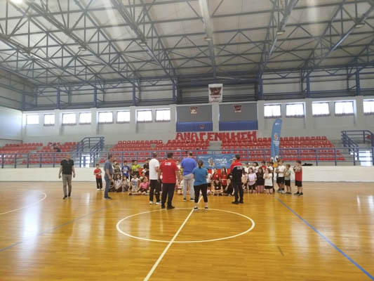 Με επιτυχία η δράση “Τρίποντα στα σχολεία” στο κλειστό Δ.Α.Κ. Σερβίων