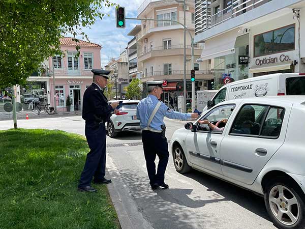 Ενημερωτικά φυλλάδια με συμβουλές οδικής ασφάλειας και κόκκινα αυγά μοίρασε η Τροχαία Κοζάνης