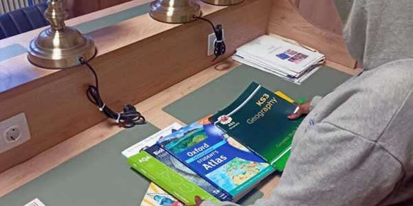Η πολύχρωμη βιβλιοθήκης της Δομής Πενταλόφου