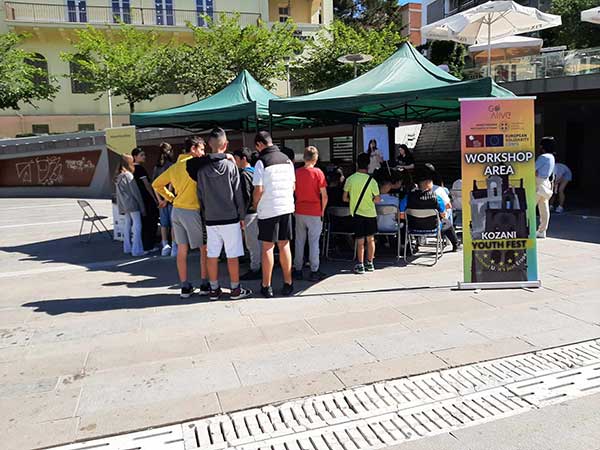 Kozani Youth Fest στην κεντρική πλατεία της Κοζάνης με θέματα για την Ευρωβουλή και τη συμμετοχή του 6ου Γυμνασίου Κοζάνης