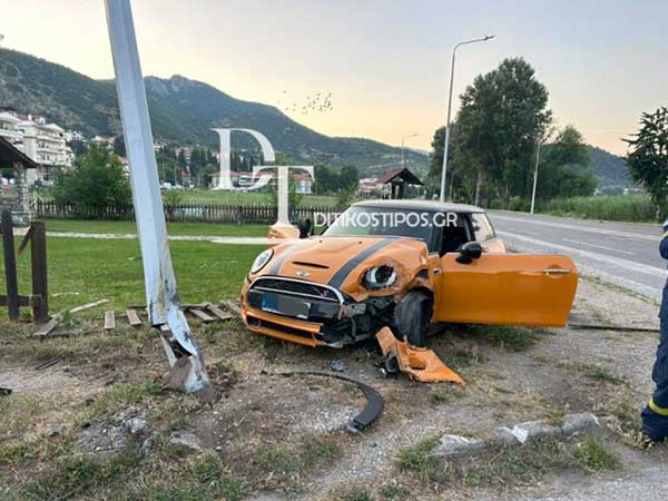 Καστοριά: Αυτοκίνητο “καρφώθηκε” σε κολόνα ηλεκτροφωτισμού στην Λεωφόρο των Κύκνων (φωτογραφίες)
