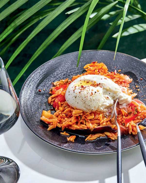 Γιουβέτσι με μελιτζάνες, mozzarella burrata και σάλτσα ντομάτας-πιπεριάς Φλωρίνης