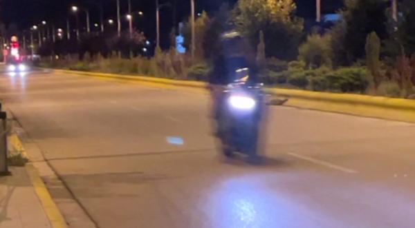Κόντρες με μηχανές στην Πτολεμαΐδα – “ανθρωποκυνηγητό” της αστυνομίας για τον εντοπισμό της σκουρόχρωμης μοτοσυκλέτας