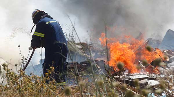 Συγκρατημένη αισιοδοξία για την πυρκαγιά της Βάρης-Κορωπίου – Μάχη με διάσπαρτες εστίες