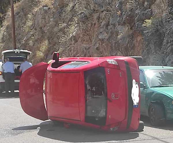 Tροχαίο ατύχημα με ανατροπή αυτοκινήτου στην περιοχή του Ξενία