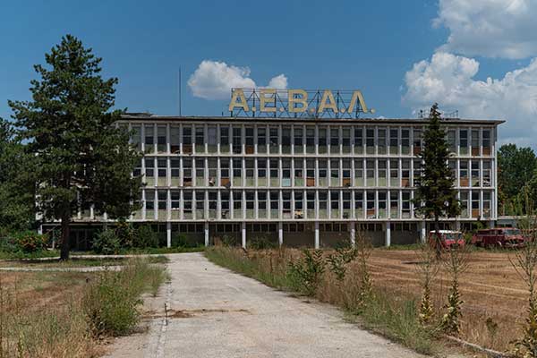 Οδοιπορικό στο εγκαταλελειμμένο εργοστάσιο της ΑΕΒΑΛ