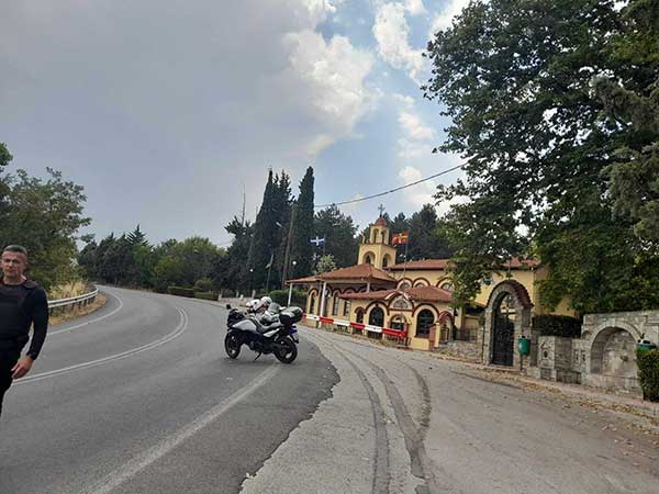 Μεγάλη φωτιά στο δρόμο του Βατερού – Απαγορεύτηκε η κυκλοφορία