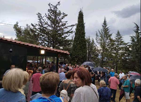 Πλήθος πιστών στον Πανηγυρικό Εσπερινό του Αγίου Φανουρίου στην Κοζάνη παρά τη βροχή