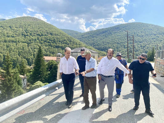 Ο Γιώργος Αμανατίδης στα έργα αποκατάστασης του δρόμου στο Πισοδέρι