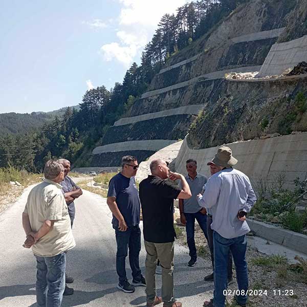 Επίσκεψη του Αντιπεριφερειάρχη στον δρόμο Βελβεντού-Καταφυγίου για το έργο αποκατάστασης των κατολισθήσεων