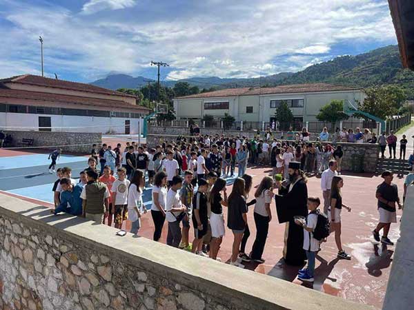 Αγιασμός στο Γενικό Λύκειο και Γυμνάσιο Σερβίων