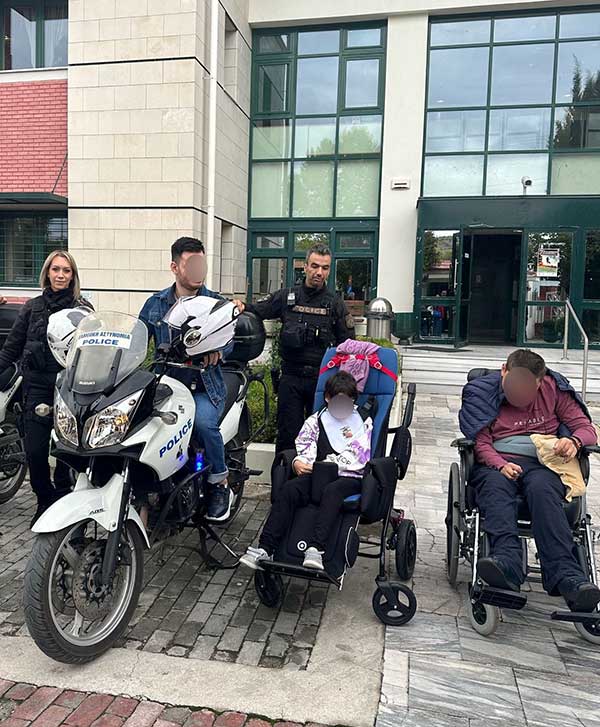 Στο πλαίσιο δράσεων του Κέντρου Διημέρευσης – Ημερήσιας Φροντίδας Ατόμων με Αναπηρία Κοζάνης «Σύμπλευση» πραγματοποιήθηκε επίσκεψη των ωφελούμενων για το επάγγελμα του αστυνομικού στο Αστυνομικό Μέγαρο Κοζάνης
