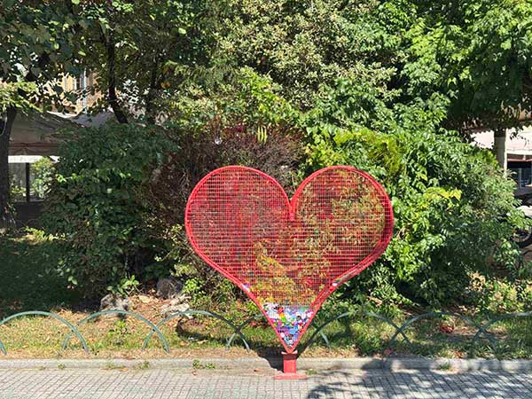 Στη διάθεση των δημοτών και πάλι οι “καρδιές” συγκέντρωσης πλαστικών καπακιών από τον Δήμο Φλώρινας