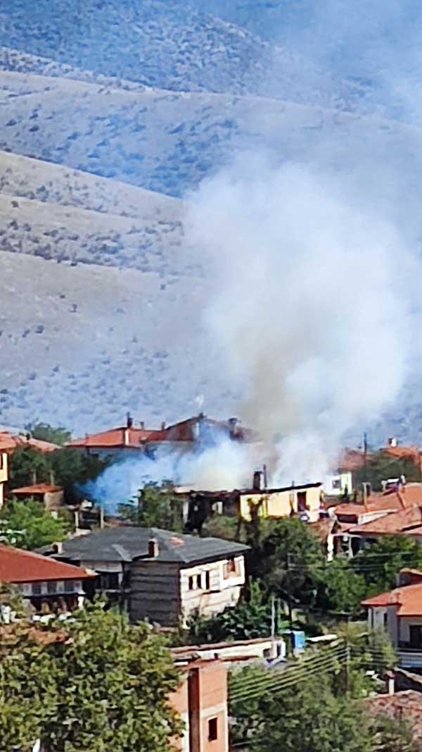 Σιάτιστα: Κάηκε ολοσχερώς το σπίτι του τέως Δημάρχου Κώστα Κοσμίδη (Βίντεο και φωτογραφίες)