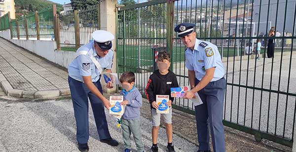 Ενημερωτικά φυλλάδια τροχαίας και σχολικά προγράμματα με σελιδοδείκτες διανεμήθηκαν σήμερα από αστυνομικούς Υπηρεσιών της Γενικής Περιφερειακής Αστυνομικής Διεύθυνσης Δυτικής Μακεδονίας σε μαθητές Δημοτικών Σχολείων και γονείς