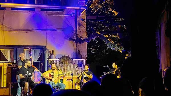 Οι “Γκιντίκι” στην κερασιά από κάτω