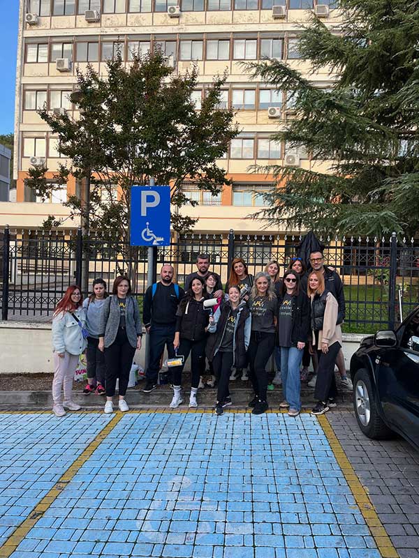 Επαναχρωματισμός θέσεων πάρκινγκ ΑμεΑ στην Κοζάνη
