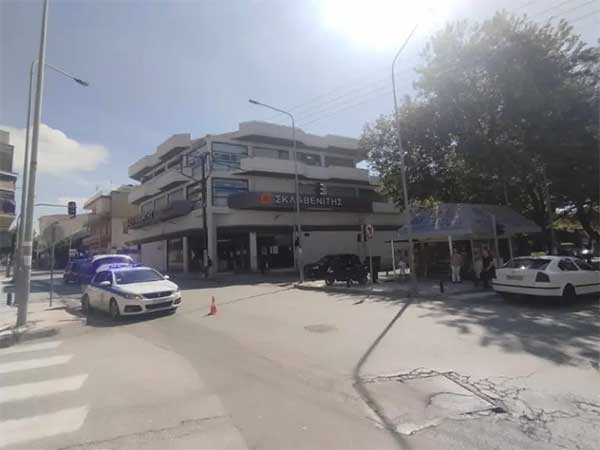 Τροχαίο ατύχημα με ΙΧ αυτοκίνητο και μηχανάκι στην οδό Γκέρτσου στην Κοζάνη – Δείτε το βίντεο