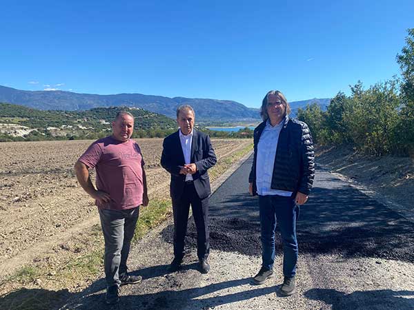 Ο Γιώργος Αμανατίδης στις εργασίες ασφαλτόστρωσης του δρόμου που οδηγεί στη λίμνη Πολυφύτου και στο εξωκλήσι του Οσίου Βαραδάτου