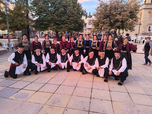 Το χορευτικό τμήμα του συλλόγου Γρεβενιωτών Κοζάνης στα ελευθέρια Ελασσόνας