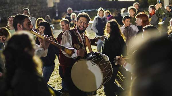 Μέχρι τους “millennials” φτάνει η παράδοση ;