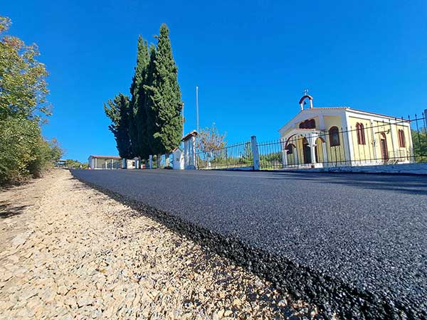 Ξεκίνησαν οι εργασίες ασφαλτόστρωσης στην αγροτική οδό προς παρεκκλήσι Οσίου Βαραδάτου