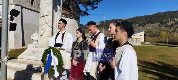Η παρέλαση στη Σαμαρίνα που δεν έχει σχολείο: “Ήρθαμε να τιμήσουμε τους νεκρούς”