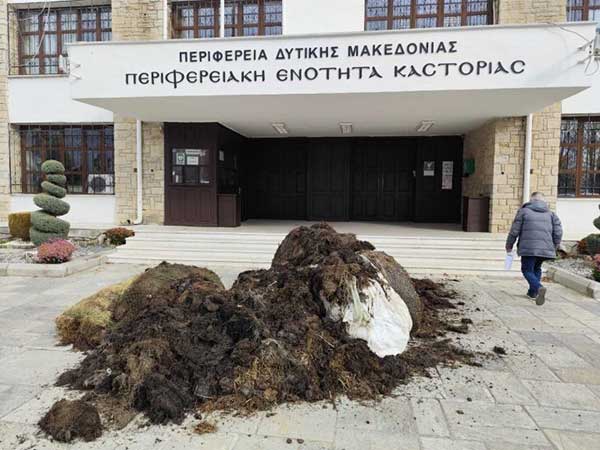 Νέα διαμαρτυρία αγροτοκτηνοτρόφων στην Καστοριά – Συμβολική ρίψη κοπριάς στην είσοδο της Π.Ε. Καστοριάς