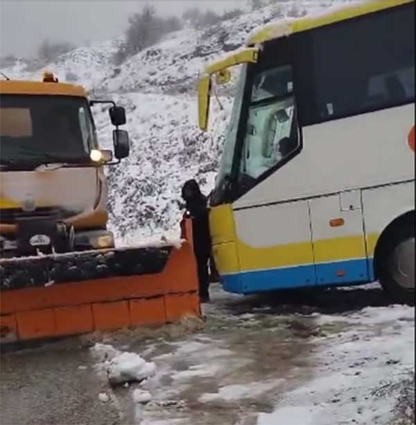 Απεγκλωβισμός λεωφορείου στην Κλεισούρα