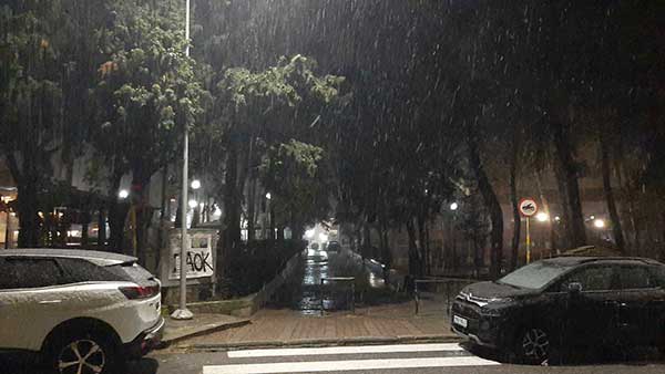 Τα Χριστούγεννα  ήρθαν στην Κοζάνη με το πρώτο χιόνι