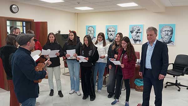 Μαθητές του 2ου Γυμνασίου Κοζάνης έψαλαν τα κάλαντα σε φορείς της Περιφέρειας και του Δήμου Κοζάνης