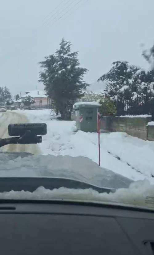 Αποχιονισμός από την πολιτική προστασία του Δήμου Εορδαίας στην δημοτική ενότητα Βερμίου