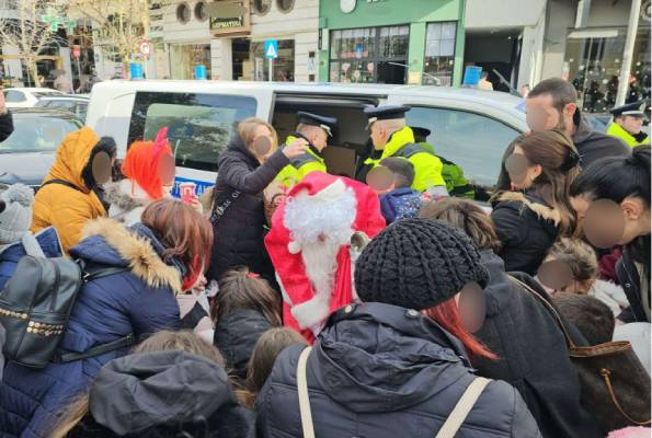 Ενημερωτικά φυλλάδια με συμβουλές οδικής ασφάλειας με θέμα «Κυκλοφορώ… με Ασφάλεια!» διανεμήθηκαν από αστυνομικούς του Τμήματος Τροχαίας Κοζάνης