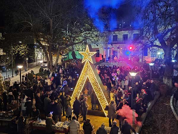 Άναψε το Χριστουγεννιάτικο δέντρο στα Σέρβια