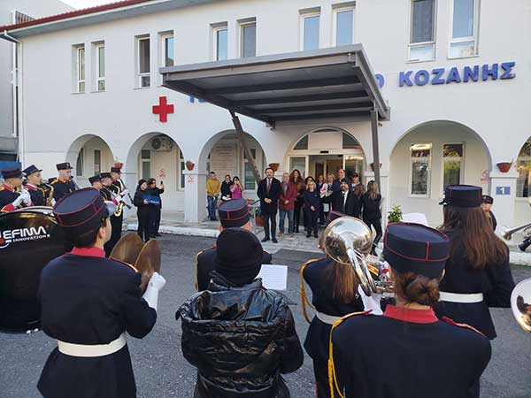 Η “Πανδώρα” και η μπάντα της Ταξιαρχίας έψαλαν τα κάλαντα στο Μαμάτσειο Νοσοκομείο