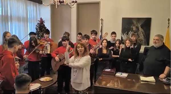 Τα παιδιά του Μουσικού Σχολείου Πτολεμαΐδας “έψαλαν” τα κάλαντα στη νοηματική γλώσσα στο δήμαρχο Εορδαίας Παναγιώτη Πλακεντά