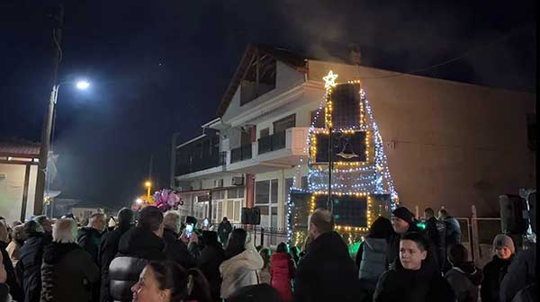 Φωταγωγήθηκε το χριστουγεννιάτικο καράβι στην πλατεία Αναρράχης