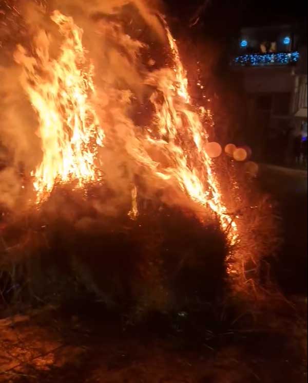 Πραγματοποιήθηκε το άναμμα των κλαδαριών στη Σιάτιστα
