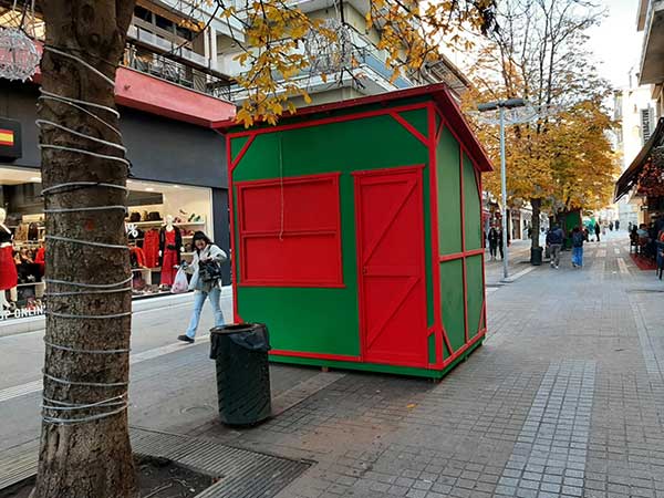 Τοποθετήθηκαν νέα σπιτάκια στον κεντρικό πεζόδρομο της πόλης