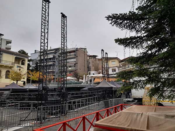 Ετοιμάζεται η σκηνή για τη συναυλία του Κωστή Μαραβέγια εν μέσω βροχής