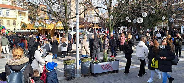 Εορταστική ατμόσφαιρα στην πλατεία της Κοζάνης