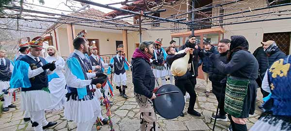 Αναβιώνει το έθιμο των “Μωμόγερων” στην Σκήτη