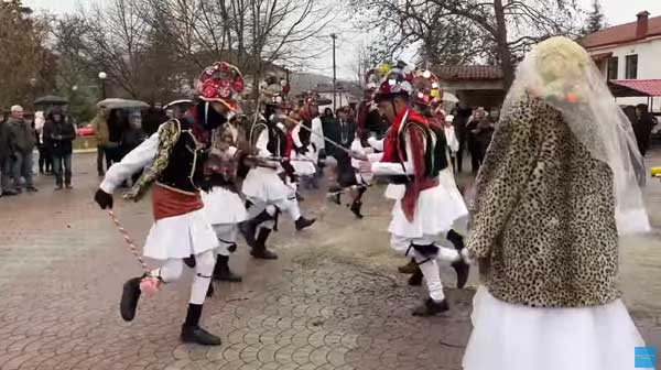 “Μωμόγεροι” στην κεντρική πλατεία Ασβεστόπετρας Εορδαίας