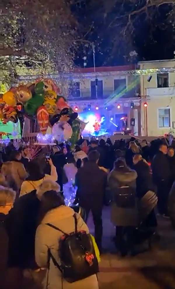 Ξεκίνησαν με τον Σωτήρη Γιαζιτζιόγλου οι εκδηλώσεις για το άναμμα του δέντρου στην πλατεία των Σερβίων