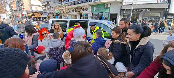 Η Τροχαία μοίρασε δώρα στα παιδιά στην κεντρική πλατεία της Κοζάνης